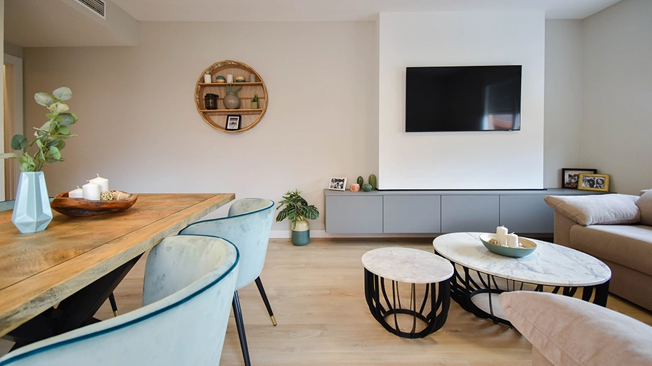 CASA ECLIPSE 1 Salón con colores neutros y llamativos