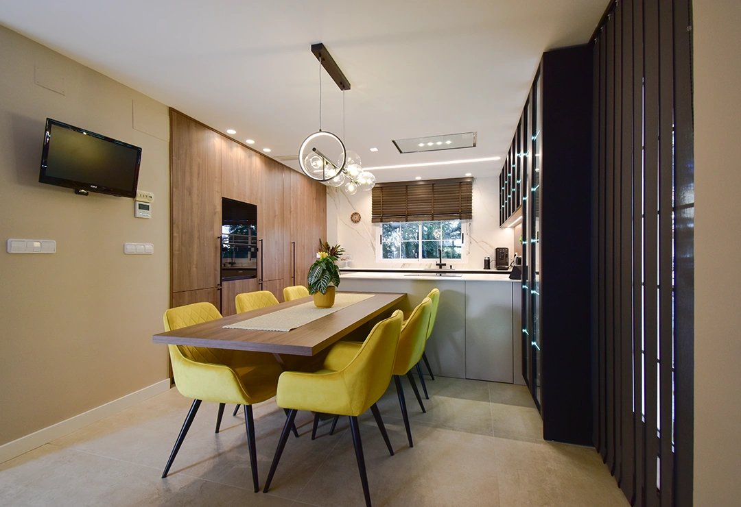 Cocina reformada con toques amarillos y madera