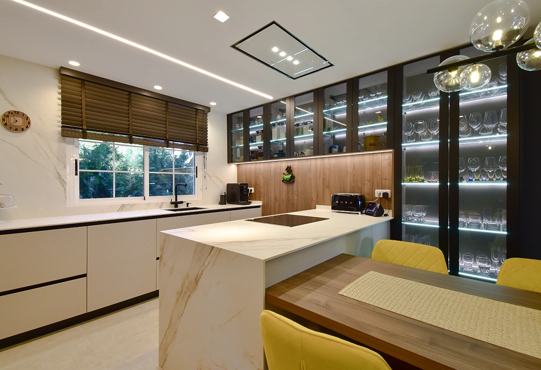 ZENIT 8 Cocina reformada con toques madera, amarillo y mármol
