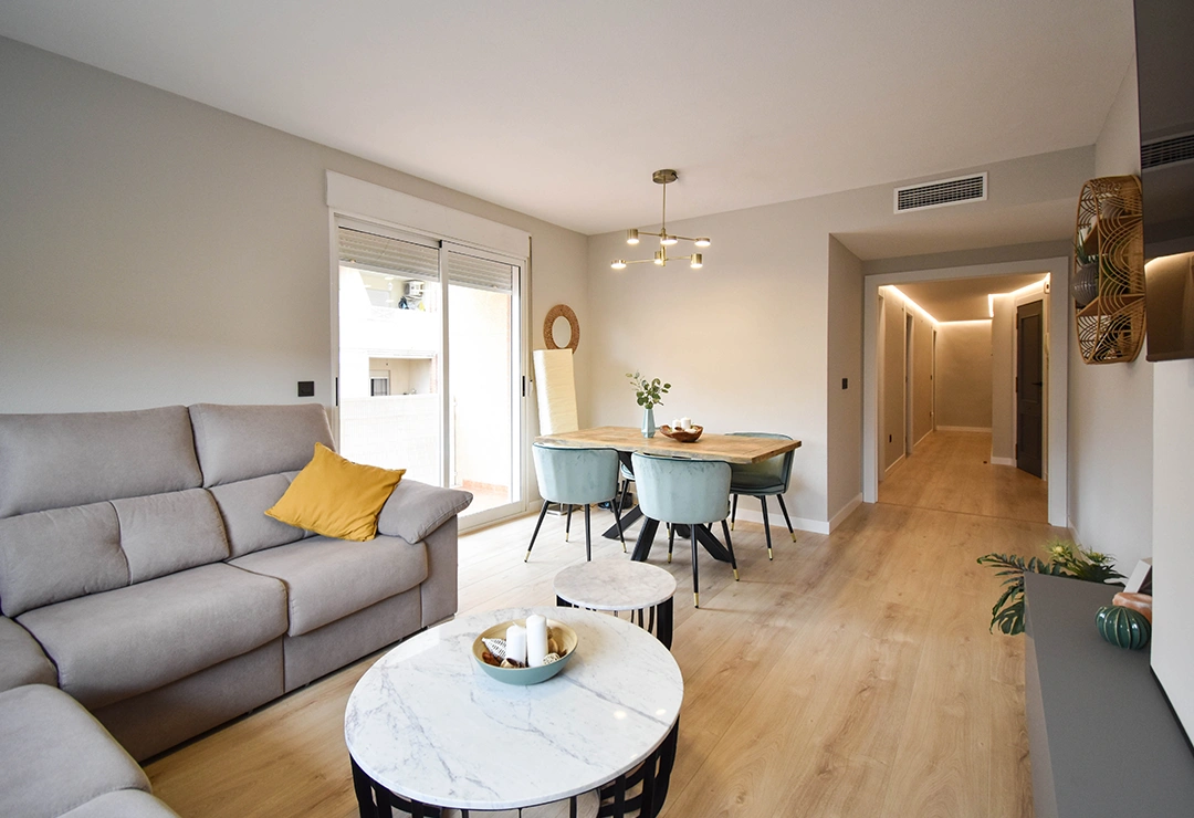 casa eclipse despues 12 Salón con colores neutros y llamativos