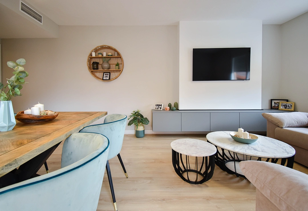 Salón con colores neutros y llamativos